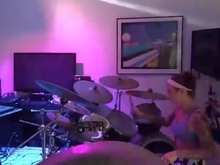 Felicity feline drums a jams s priatelia za the scény