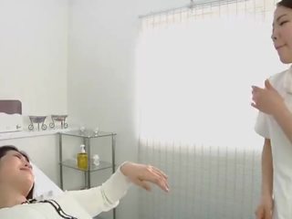 Japonesa lesbianas bewitching spitting masaje clínica subtitulado